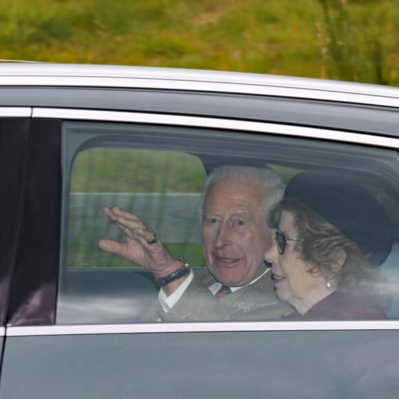 Le roi Charles III d'Angleterre et la reine consort Camilla Parker Bowles à leur arrivée à l'église Crathie Kirk à Balmoral. Le 29 septembre 2024 