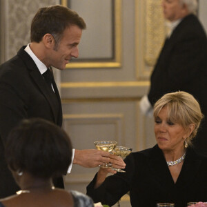 Le président de la République française Emmanuel Macron et sa femme la première Dame Brigitte Macron lors du toast à l'occasion du dîner lors du XIXème sommet de la Francophonie au Palais présidentiel de l'Elysée, à Paris, France, le 4 octobre 2024. © Eric Tschaen/Pool/Bestimage 