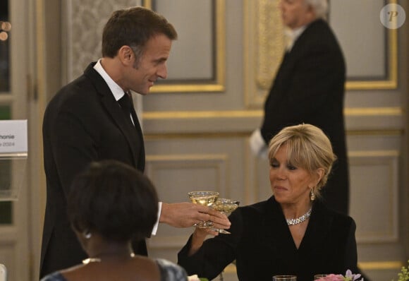 Le président de la République française Emmanuel Macron et sa femme la première Dame Brigitte Macron lors du toast à l'occasion du dîner lors du XIXème sommet de la Francophonie au Palais présidentiel de l'Elysée, à Paris, France, le 4 octobre 2024. © Eric Tschaen/Pool/Bestimage 