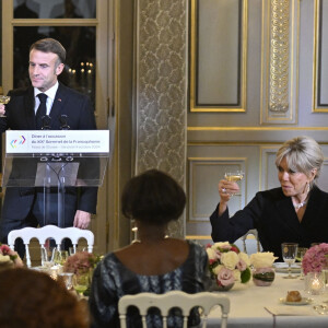 Le président de la République française Emmanuel Macron et sa femme la première Dame Brigitte Macron lors du toast à l'occasion du dîner lors du XIXème sommet de la Francophonie au Palais présidentiel de l'Elysée, à Paris, France, le 4 octobre 2024. © Eric Tschaen/Pool/Bestimage 