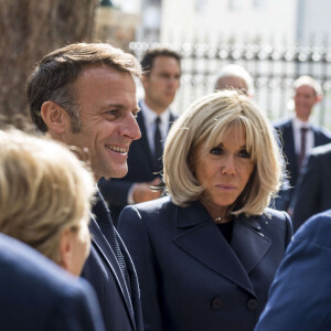 "Nous nous battrons ardemment. Et nous leur demanderons de rester à Paris. 'Emily in Paris' à Rome, ça n'a aucun sens", a ainsi conclu l'époux de Brigitte Macron. C'est dit !
Emmanuel Macron et Brigitte Macron - Déplacement du président de république, Emmanuel Macron à l'occasion de la 41ème édition des journées européennes du patrimoine à Chartres, visite des ateliers de la Maison Lorin maitre verrier - Chartres le 20 septembre 2024. © Arnaud Hebert / Pool / Bestimage 