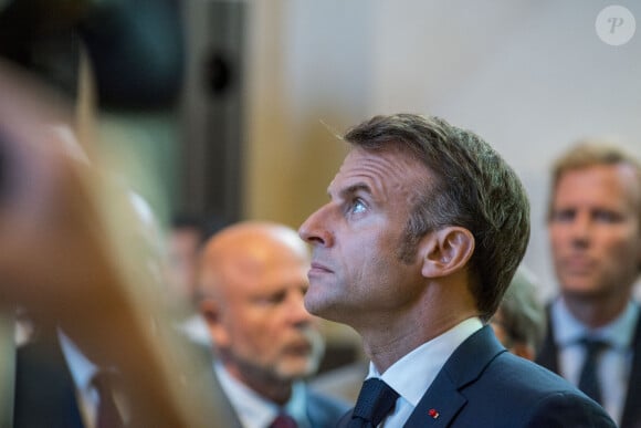 Toutefois, le scénario final n'a pas totalement conquis Emmanuel Macron. A rappeler qu'Emily, l'héroïne quitte Paris pour Rome...
Déplacement du président de république, Emmanuel Macron à l'occasion de la 41ème édition des journées européennes du patrimoine à Chartres, visite des ateliers de la Maison Lorin maitre verrier - Chartres le 20 septembre 2024. © Arnaud Hebert / Pool / Bestimage