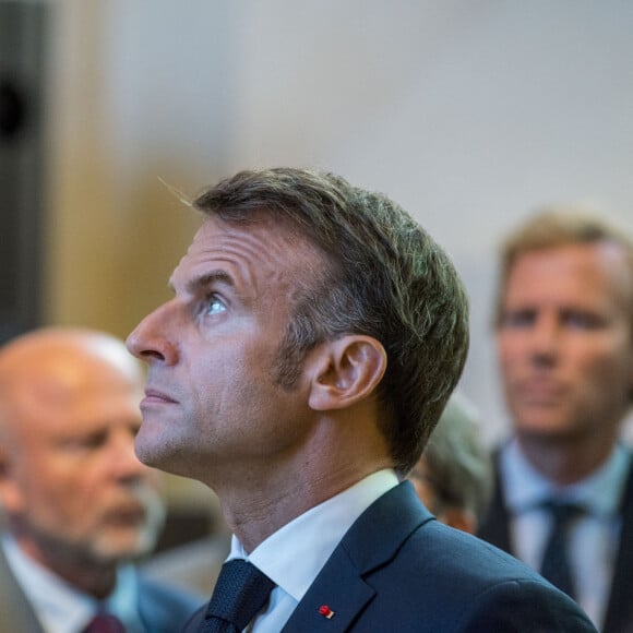 Toutefois, le scénario final n'a pas totalement conquis Emmanuel Macron. A rappeler qu'Emily, l'héroïne quitte Paris pour Rome...
Déplacement du président de république, Emmanuel Macron à l'occasion de la 41ème édition des journées européennes du patrimoine à Chartres, visite des ateliers de la Maison Lorin maitre verrier - Chartres le 20 septembre 2024. © Arnaud Hebert / Pool / Bestimage