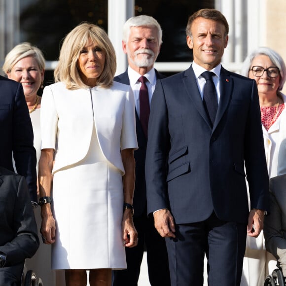 Une apparition surprise qui a eu le mérite de marquer les esprits !
Le président Emmanuel Macron et sa femme Brigitte Macron accueillent les chefs d'état, de gouvernement et d'organisations internationales en amont de la cérémonie d'ouverture des jeux paralympiques de Paris au palais de l'Elysée à Paris © Raphael Lafargue / Pool / Bestimage 