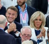 "Je suis super fier", a assuré le chef d'Etat. "Elle était très heureuse de le faire. Cela ne dure que quelques minutes mais je pense que c'était un très bon moment pour elle".
Emmanuel Macron, Brigitte Macron - Les célébrités en tribunes pendant la finale de basketball opposant les Etats-Unis à la France (98-87) lors des Jeux Olympiques de Paris 2024 (JO) à l'Arena Bercy, à Paris, France, le 10 août 2024. © Jacovides-Perusseau/Bestimage