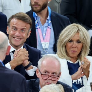 "Je suis super fier", a assuré le chef d'Etat. "Elle était très heureuse de le faire. Cela ne dure que quelques minutes mais je pense que c'était un très bon moment pour elle".
Emmanuel Macron, Brigitte Macron - Les célébrités en tribunes pendant la finale de basketball opposant les Etats-Unis à la France (98-87) lors des Jeux Olympiques de Paris 2024 (JO) à l'Arena Bercy, à Paris, France, le 10 août 2024. © Jacovides-Perusseau/Bestimage