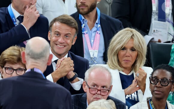 "Je suis super fier", a assuré le chef d'Etat. "Elle était très heureuse de le faire. Cela ne dure que quelques minutes mais je pense que c'était un très bon moment pour elle".
Emmanuel Macron, Brigitte Macron - Les célébrités en tribunes pendant la finale de basketball opposant les Etats-Unis à la France (98-87) lors des Jeux Olympiques de Paris 2024 (JO) à l'Arena Bercy, à Paris, France, le 10 août 2024. © Jacovides-Perusseau/Bestimage