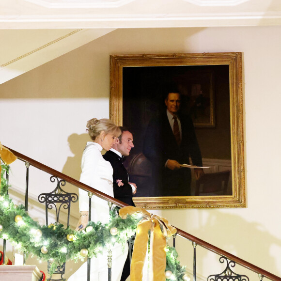 Le président Emmanuel Macron et sa femme Brigitte Macron lors de leur arrivée au dîner d'état à la Maison Blanche offert par le président des Etats-Unis à l'occasion de la visite d'état du président français et de la première dame le 1er décembre 2022. © Dominique Jacovides / Bestimage 