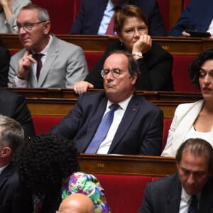 Jérôme Buisson, un autre député, se moque de François Hollande pour l'occasion. "D'autres bâtiments qui hébergent les députés sont dans le même cas ! Depuis que Hollande est député la pluie nous suit même à l'intérieur...", ose-t-il
François Hollande - Discours de politique générale du nouveau Premier ministre Michel Barnier à l'Assemblée nationale à Paris, le 1er octobre 2024. © Lionel Urman / Panoramic / Bestimage