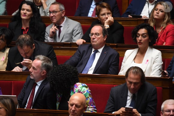 Jérôme Buisson, un autre député, se moque de François Hollande pour l'occasion. "D'autres bâtiments qui hébergent les députés sont dans le même cas ! Depuis que Hollande est député la pluie nous suit même à l'intérieur...", ose-t-il
François Hollande - Discours de politique générale du nouveau Premier ministre Michel Barnier à l'Assemblée nationale à Paris, le 1er octobre 2024. © Lionel Urman / Panoramic / Bestimage