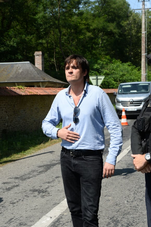 Anthony Delon découvre les hommages devant les grilles de la propriété de Douchy, quelques heures avant les obsèques de leur père, A.Delon, le 24 août 2024.