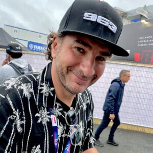 Michaël Youn et sa compagne Isabelle Funaro avec leur fils Stellar lors des "24 Heures du Mans", le 16 juin 2024. © Fabien Faure/Bestimage