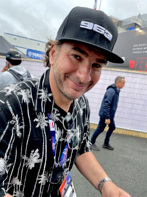 Michaël Youn et sa compagne Isabelle Funaro avec leur fils Stellar lors des "24 Heures du Mans", le 16 juin 2024. © Fabien Faure/Bestimage