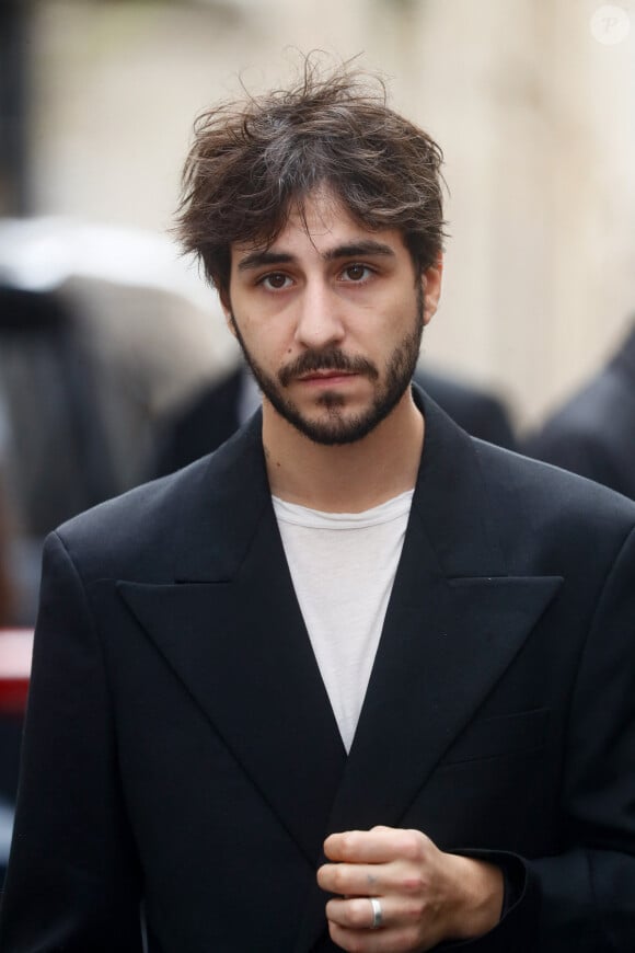 Il apparaît en compagnie de sa mère Charlotte Gainsbourg et de sa femme Jordane Crantelle, dans un restaurant au bord de la plage 
Ben Attal lors de la cérémonie de dévoilement de la plaque "Maison des Illustres" de la Maison Gainsbourg à Paris, France. © Christophe Clovis/Bestimage 