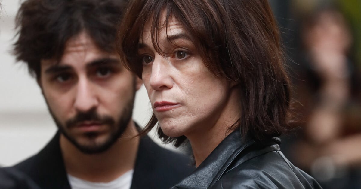 Charlotte Gainsbourg immortalisée avec son fils Ben Attal par sa belle-fille : leur look décontracté ne passe pas inaperçu (1/1)