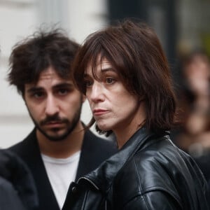 Charlotte Gainsbourg a trois enfants, dont l'aîné est Ben Attal
Charlotte Gainsbourg et son fils Ben Attal lors de la cérémonie de dévoilement de la plaque "Maison des Illustres" de la Maison Gainsbourg à Paris, © Christophe Clovis/Bestimage 