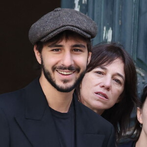 Ben Attal, Charlotte Gainsbourg - Arrivées des célébrités aux obsèques de Jane Birkin en l'église Saint-Roch à Paris. Le 24 juillet 2023 © Jacovides-KD Niko / Bestimage 