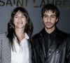 Charlotte, dans un style très décontracté, porte un débardeur près du corps et une casquette
Charlotte Gainsbourg et son fils Ben Attal - Photocall du défilé Saint Laurent collection Printemps-Eté 2022 lors de la fashion week à Paris. © Olivier Borde/Bestimage