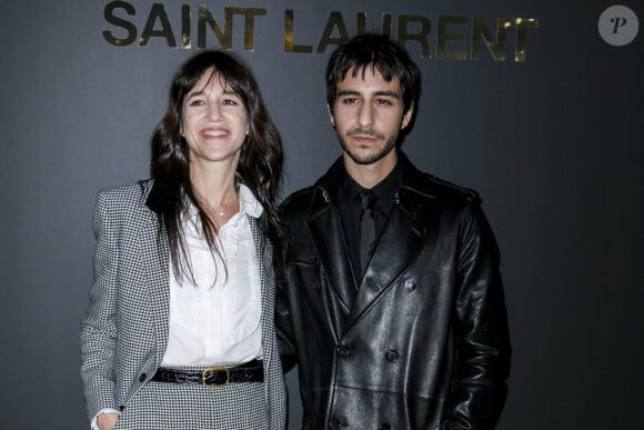 Charlotte, dans un style très décontracté, porte un débardeur près du corps et une casquette
Charlotte Gainsbourg et son fils Ben Attal - Photocall du défilé Saint Laurent collection Printemps-Eté 2022 lors de la fashion week à Paris. © Olivier Borde/Bestimage