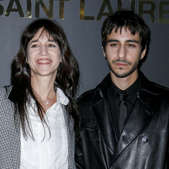 Charlotte, dans un style très décontracté, porte un débardeur près du corps et une casquette
Charlotte Gainsbourg et son fils Ben Attal - Photocall du défilé Saint Laurent collection Printemps-Eté 2022 lors de la fashion week à Paris. © Olivier Borde/Bestimage