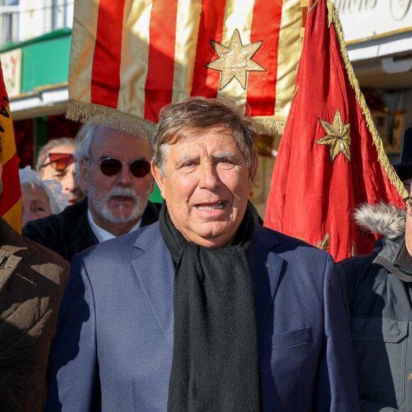 L'animateur Jean-Pierre Foucault dans les allées de la foire aux santons à Marseille. Le maire de Marseille, Benoit Payan et l'animateur Jean-Pierre Foucault, inaugurent la foire aux santons. Marseille, France le 20 novembre 2022. Photo par Denis Thaust/SOPA Images/SPUS/ABACAPRESS.COM