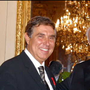 Jean-Jacques Datchary/ABACA. 49892-2. Paris-France, 16/09/2003. Le président du Sénat, Jean-Claude Gaudin, décerne la médaille de la Légion d'Honneur à Jean-Pierre Foucault.