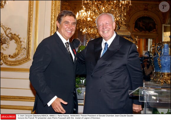 Jean-Jacques Datchary/ABACA. 49892-2. Paris-France, 16/09/2003. Le président du Sénat, Jean-Claude Gaudin, décerne la médaille de la Légion d'Honneur à Jean-Pierre Foucault.