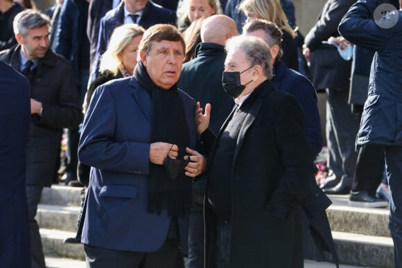 Jean-Pierre Foucault et Michel Drucker lors de la cérémonie des obsèques d'Etienne Mougeotte à l'église Saint-François-Xavier à Paris, France, le 13 octobre 2021. Etienne Mougeotte, patron des grands médias français et ancien dirigeant emblématique de TF1, est décédé jeudi à l'âge de 81 ans. Photo par Jerome Domine/ABACAPRESS.COM