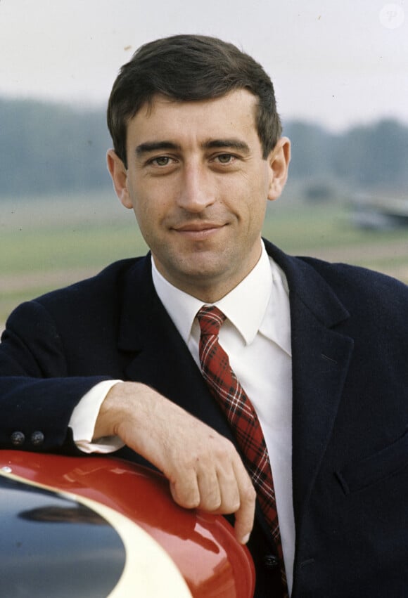 Archives - En France, portrait de Pierre Vernier sur un aérodrome. 1965 © Michel Ristroph via Bestimage