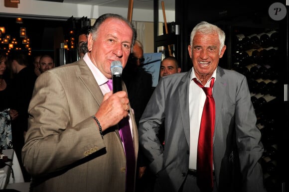 Exclusif - Jean Pierre Paoli, l'animateur de la soirée, et Jean-Paul Belmondo participent à la soirée de Gala caritative au profit de l'association "Des Cantines Scolaires pour les Enfants du Sahel" à Cannes au Five Seas Hotel, le 31 mai 2014.