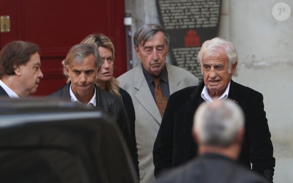 Il était resté proche du grand Belmondo
Daniel Lauclair, Paul Belmondo, sa femme Luana, Pierre Vernier et Jean-Paul Belmondo lors des obsèques de Jean Rochefort en l'église Saint-Thomas d'Aquin à Paris, le 13 octobre 2017.