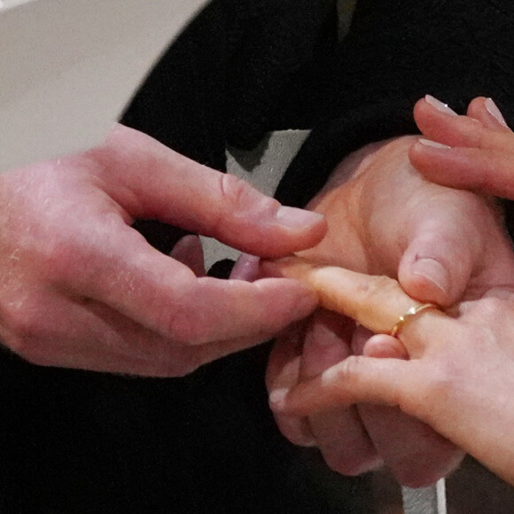 Cette bague de fiançailles avait été spécialement conçue par le prince Harry en 2017...
Le prince Harry passe l'alliance au doigt de Meghan Markle lors de leur cérémonie de mariage à la chapelle St George du château de Windsor. Windsor, Royaume-Uni, le samedi 19 mai 2018. Le crédit photo doit être lu comme suit : Jonathan Brady/PA Wire /ABACAPRESS.COM