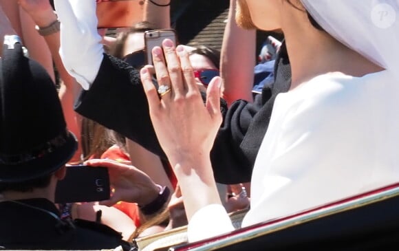 Ce n'est pas la première fois que Meghan Markle est aperçue sans cette fameuse bague...
La bague de mariage de Meghan Markle (Cleave & Company par Stephen Connelly ) , duchesse de Sussex - Mariage du prince Harry et de Meghan Markle au château de Windsor le 19 mai 2018 