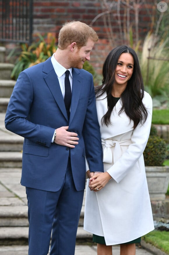 Prince Harry et Meghan Markle (aujourd'hui duc et duchesse de Sussex) dans le Sunken Garden du palais de Kensington, à Londres, après l'annonce de leurs fiançailles. Dominic Lipinski/PA Wire