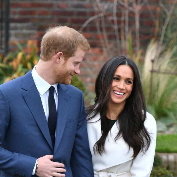 Prince Harry et Meghan Markle (aujourd'hui duc et duchesse de Sussex) dans le Sunken Garden du palais de Kensington, à Londres, après l'annonce de leurs fiançailles. Dominic Lipinski/PA Wire