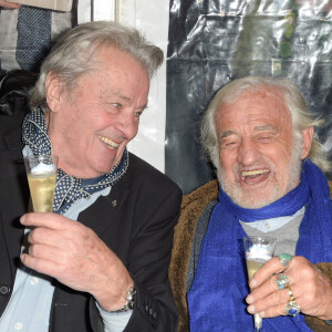 Semi-exclusif - Alain Delon et Jean-Paul Belmondo - Célébrités lors de l'inauguration de la grande roue de Paris, France, le 17 novembre 2017. © Coadic Guirec/Bestimage  Semi-Exclusive - Celebs attending the Ferris Wheel inauguration in Paris, France, November 17, 2017. 