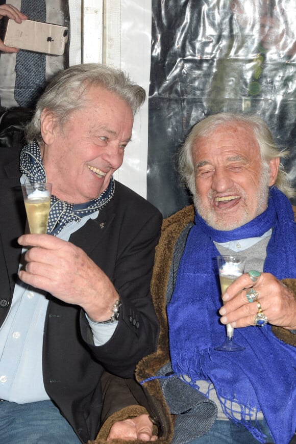 Semi-exclusif - Alain Delon et Jean-Paul Belmondo - Célébrités lors de l'inauguration de la grande roue de Paris, France, le 17 novembre 2017. © Coadic Guirec/Bestimage  Semi-Exclusive - Celebs attending the Ferris Wheel inauguration in Paris, France, November 17, 2017. 