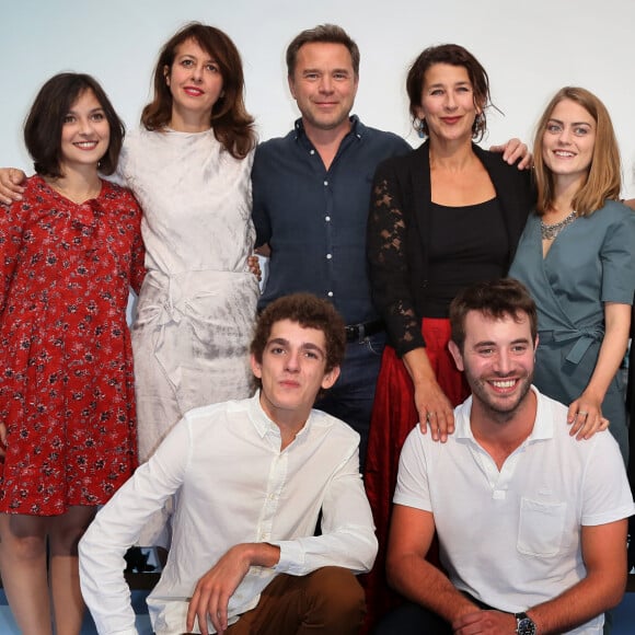 Grande nouvelle pour l'équipe de "Fais pas ci, fais pas ça" !
Tiphaine Haas, Valérie Bonneton, Guillaume de Tonquédec, Isabelle Gélinas, Alexandra Gentil, Canelle Carré-Cassaigne, Lilian Dugois et Yaniss Lespert - Photocall de la série "Fais pas ci, fais pas ça" lors du 18ème Festival de la Fiction TV de La Rochelle. © Patrick Bernard / Bestimage