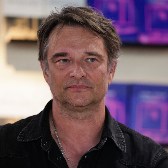 David Hallyday signe son livre au Festival du livre de Paris, au Grand Palais éphémère, le 14 avril 2024.