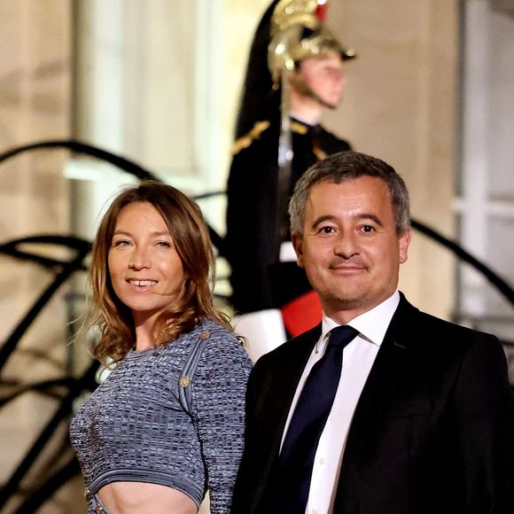Ce lundi, se déroulait à l'Elysée un dîner organisé en l'honneur de Philippe et Mathilde de Belgique. Le couple royal était reçu par Emmanuel et Brigitte Macron, et pour l'occasion quelques personnalités triées sur le volet ont été invitées à se joindre à eux, parmi lesquels Gérard Darmanin et sa femme Rose-Marie Devillers.
Gérald Darmanin et sa femme Rose-Marie Devillers arrivant au dîner d'état au palais de l'Elysée à Paris en l'honneur de la visite du roi et de la reine de Belgique en France. © Dominique Jacovides / Bestimage