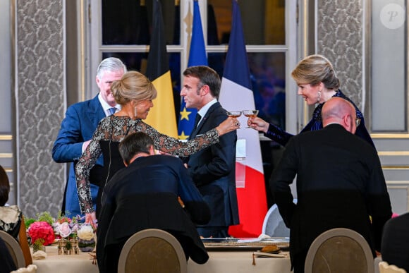 Pour ce dîner à l'Elysée, le couple présidentiel a fait les choses bien.
Le président Emmanuel Macron, Brigitte Macron, le roi Philippe et la reine Mathilde de Belgique lors du dîner d'état au palais de l'Elysée à Paris en l'honneur du couple royal de Belgique, en visite d'état à Paris le 14 octobre 2024. © Frédéric Andrieu / Bestimage