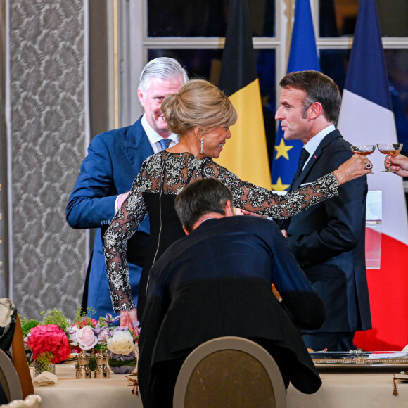 Pour ce dîner à l'Elysée, le couple présidentiel a fait les choses bien.
Le président Emmanuel Macron, Brigitte Macron, le roi Philippe et la reine Mathilde de Belgique lors du dîner d'état au palais de l'Elysée à Paris en l'honneur du couple royal de Belgique, en visite d'état à Paris le 14 octobre 2024. © Frédéric Andrieu / Bestimage