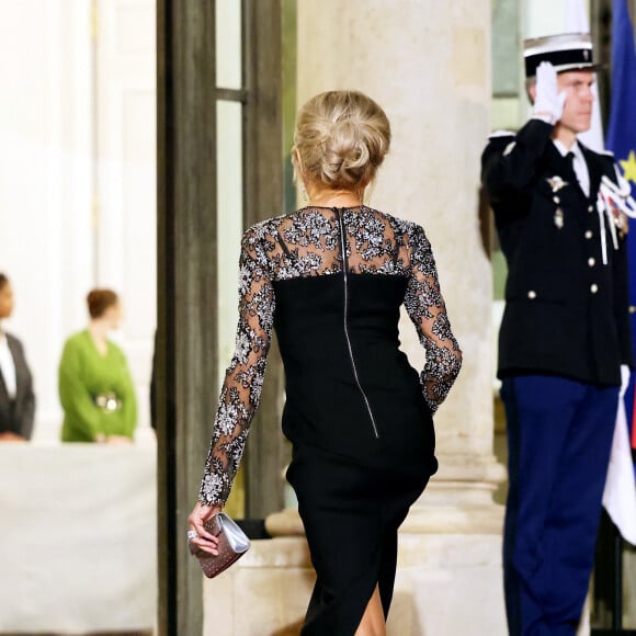 Brigitte Macron arrivant au dîner d'état au palais de l'Elysée à Paris en l'honneur de la visite du roi et de la reine de Belgique en France le 14 octobre 2024. © Dominique Jacovides / Bestimage