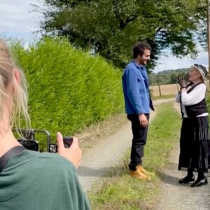 Amir dévoile de rares images du clip de son morceau "Complémentaires", issu de son dernier opus baptisé "C amir".