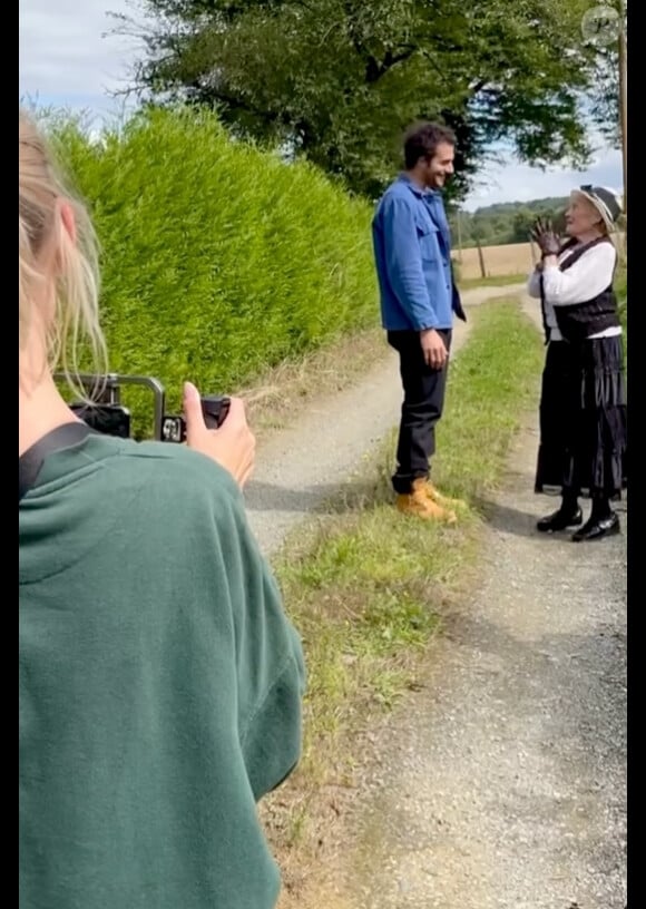 Amir dévoile de rares images du clip de son morceau "Complémentaires", issu de son dernier opus baptisé "C amir".