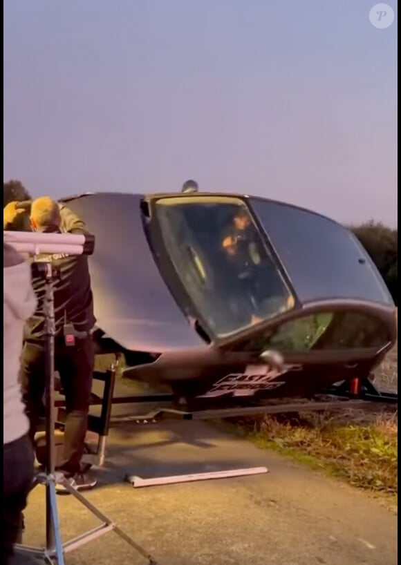 Les images partagées dans son post montre notamment une fausse scène d'accident de voiture.
Amir dévoile de rares images du clip de son morceau "Complémentaires", issu de son dernier opus baptisé "C amir".