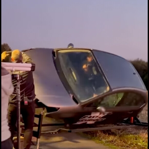 Les images partagées dans son post montre notamment une fausse scène d'accident de voiture.
Amir dévoile de rares images du clip de son morceau "Complémentaires", issu de son dernier opus baptisé "C amir".
