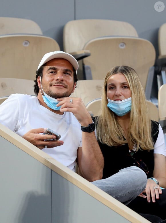 Amir Haddad et sa femme Lital dans les tribunes des Internationaux de France de Tennis de Roland Garros à Paris. Le 9 juin 2021 © Dominique Jacovides / Bestimage