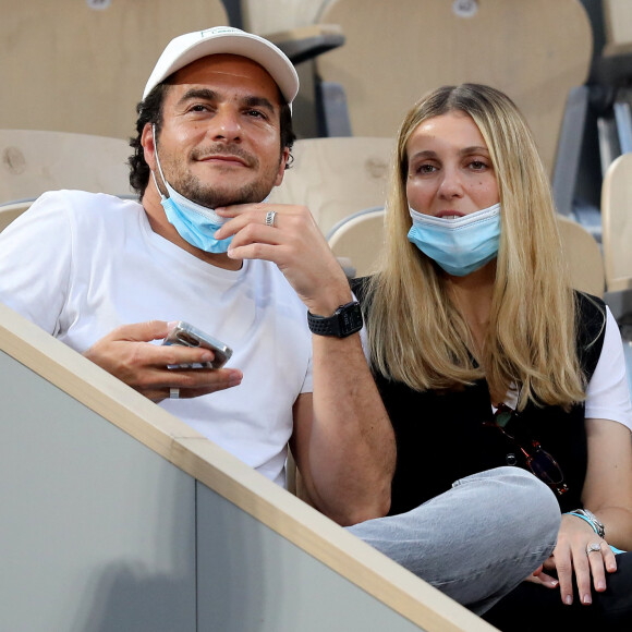 Amir Haddad et sa femme Lital dans les tribunes des Internationaux de France de Tennis de Roland Garros à Paris. Le 9 juin 2021 © Dominique Jacovides / Bestimage