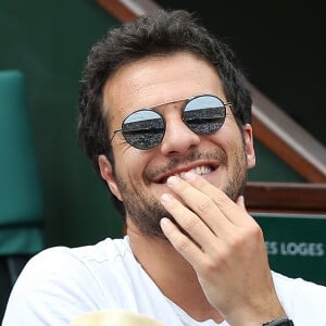 A la surprise générale ce lundi 14 octobre, l'artiste a partagé les coulisses du clip dévoilé il y a plusieurs semaines, de son joli morceau.
Amir Haddad en tribune lors des internationaux de tennis de Roland-Garros le 28 mai 2018. © Dominique Jacovides - Cyril Moreau / Bestimage